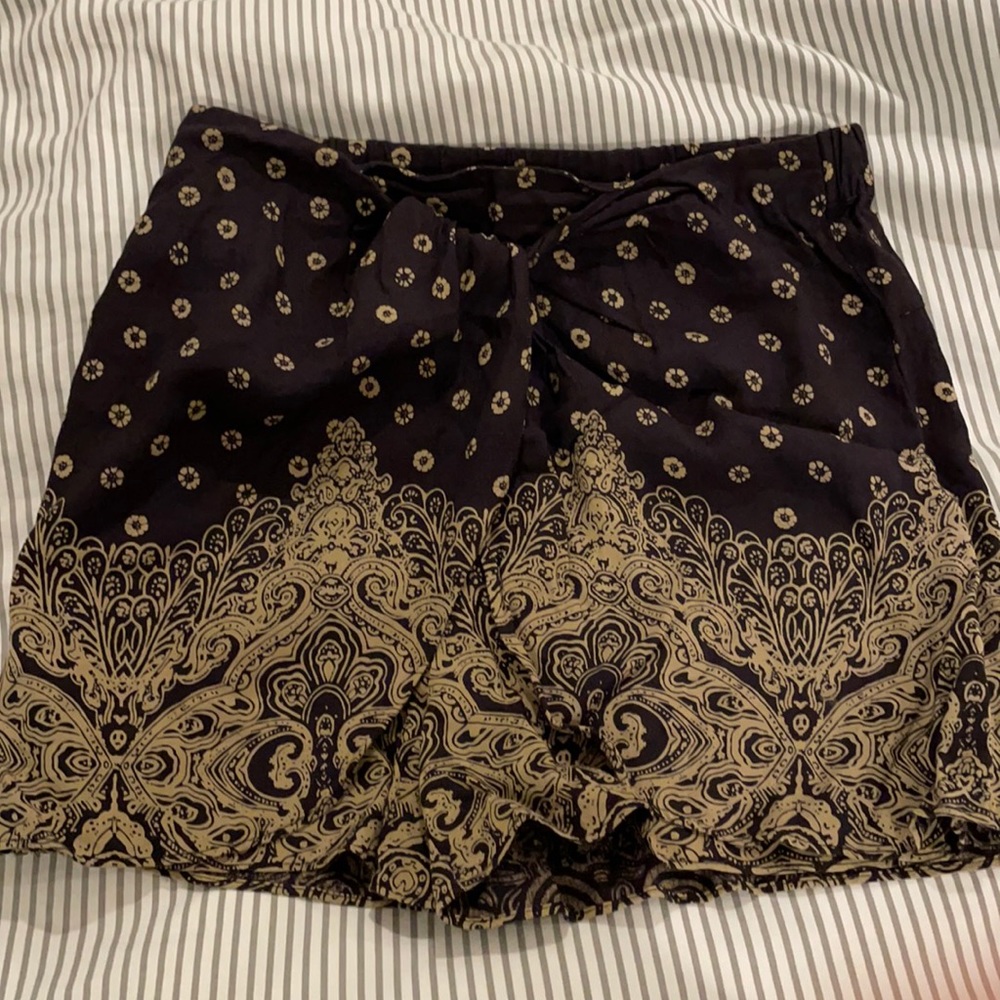 Shorts with cute twist front